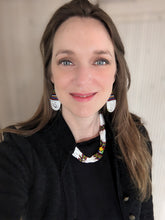 Lade das Bild in den Galerie-Viewer, Massai Schmuck Set Weiß - Perlenkette & Ohrringe "Saba Short" - Einzelstück