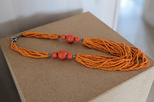 Lade das Bild in den Galerie-Viewer, Opulente Halskette aus afrikanischen Glasperlen