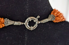 Lade das Bild in den Galerie-Viewer, Opulente Halskette aus afrikanischen Glasperlen