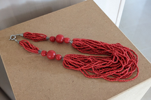 Lade das Bild in den Galerie-Viewer, Opulente Halskette aus afrikanischen Glasperlen