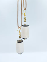 Lade das Bild in den Galerie-Viewer, Weiße Quadrat Ohrringe