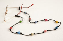 Lade das Bild in den Galerie-Viewer, Upcycling Brillenband aus Papierperlen "Victoria"