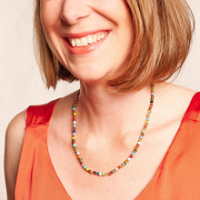 Lade das Bild in den Galerie-Viewer, Feine Perlenkette Murano aus bunten Glasperlen am Hals einer lächelnden Frau