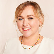 Lade das Bild in den Galerie-Viewer, Feine Perlenkette Murano aus bunten Glasperlen am Hals einer lächelnden Frau auf weißem Kleid