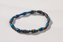 Lade das Bild in den Galerie-Viewer, Blaues Papierperlenarmband Acholi mit kleinen feinen Papierperlen