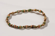 Lade das Bild in den Galerie-Viewer, Armband Acholi aus kleinen bunt gemischten Papierperlen und goldenen Kunstperlen