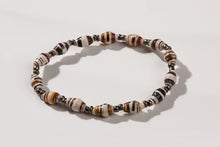 Lade das Bild in den Galerie-Viewer, Schmales Armband Acholi aus kleinen Papierperlen in hellen Farben