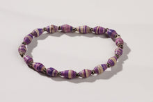 Lade das Bild in den Galerie-Viewer, Schmales Armband Acholi aus kleinen Papierperlen in Lila