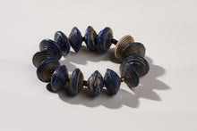 Lade das Bild in den Galerie-Viewer, Blaues Armband Mara mit großen Papierperlen