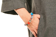 Lade das Bild in den Galerie-Viewer, Armband Maiduguri lasziv am Handgelenk