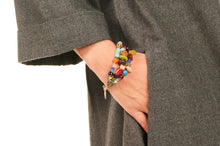 Lade das Bild in den Galerie-Viewer, Dreireihiges Perlenarmband mit Verschluss Maiduguri auf Handgelenk