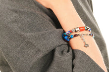 Lade das Bild in den Galerie-Viewer, Frau trägt zwei Perlenarmbändern Maiduguri am Handgelenk auf grauem Kleid