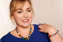 Lade das Bild in den Galerie-Viewer, Model mit Perlenkette Maiduguri und passendem Armband Maiduguri