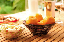 Lade das Bild in den Galerie-Viewer, Drei Papierperlenschalen Kireka mit Obst und Nüssen auf Terassentisch