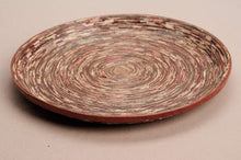 Lade das Bild in den Galerie-Viewer, Dekotablett Kampala L aus Recyclingpapier in Braun auf grauem Hintergrund