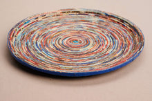 Lade das Bild in den Galerie-Viewer, Dekotablett Kampala L aus Recyclingpapier in Dunkelbunt auf grauem Hintergrund