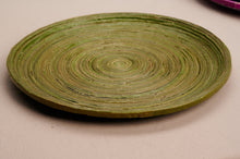 Lade das Bild in den Galerie-Viewer, Dekotablett Kampala L aus Recyclingpapier in Olivegrün auf grauem Hintergrund