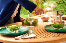 Lade das Bild in den Galerie-Viewer, Dekotablett Kampala L in Türkis auf gedeckter Tafel auf Terasse