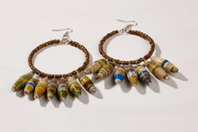 Lade das Bild in den Galerie-Viewer, Kreolenohrringe mit Papierperlen "Happy Madiba"