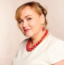 Lade das Bild in den Galerie-Viewer, Frau trägt Papierperlenkette Jarara und Papierperlenohrringe Happy Africa in der Farbe Rot
