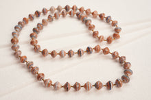 Lade das Bild in den Galerie-Viewer, Lange Kette mit Papierperlen "Acholi Coco"