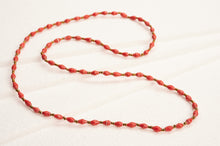 Lade das Bild in den Galerie-Viewer, Lange, feine Kette mit Papierperlen "Acholi Malaika"