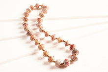 Lade das Bild in den Galerie-Viewer, Papierperlenkette "Acholi Shorty"