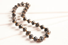 Lade das Bild in den Galerie-Viewer, Papierperlenkette "Acholi Shorty"