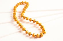 Lade das Bild in den Galerie-Viewer, Papierperlenkette "Acholi Shorty"