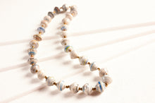Lade das Bild in den Galerie-Viewer, Papierperlenkette "Acholi Shorty"