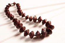 Lade das Bild in den Galerie-Viewer, Elegante Perlenkette Jarara aus Papierperlen in Bordeaux