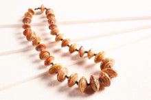 Lade das Bild in den Galerie-Viewer, Elegante Perlenkette Jarara aus Papierperlen in bunt-gemischten Farben