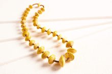 Lade das Bild in den Galerie-Viewer, Elegante Perlenkette Jarara aus Papierperlen in Gelb
