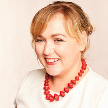 Lade das Bild in den Galerie-Viewer, Frau trägt rote Perlenkette Jarara am Hals und freut sich