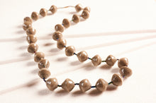 Lade das Bild in den Galerie-Viewer, Lange Kette mit großen Papierperlen "Katogo Flower"