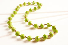 Lade das Bild in den Galerie-Viewer, Lange Kette mit großen Papierperlen "Katogo Flower"