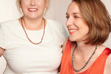 Lade das Bild in den Galerie-Viewer, Kette & Armband aus filigranen Papierperlen