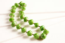 Lade das Bild in den Galerie-Viewer, Kurze Halskette mit großen Papierperlen "Lupita"