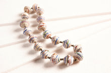 Lade das Bild in den Galerie-Viewer, Kurze Halskette mit großen Papierperlen "Lupita"