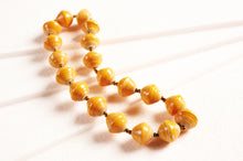 Lade das Bild in den Galerie-Viewer, Kurze Halskette mit großen Papierperlen "Lupita"