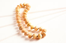 Lade das Bild in den Galerie-Viewer, Kurze Kette mit Papierperlen "Mara"