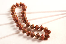 Lade das Bild in den Galerie-Viewer, Kurze Kette mit Papierperlen "Mara"