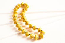 Lade das Bild in den Galerie-Viewer, Kurze Kette mit Papierperlen "Mara"