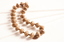 Lade das Bild in den Galerie-Viewer, Kurze Kette mit Papierperlen "Mara"