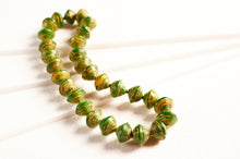 Lade das Bild in den Galerie-Viewer, Kurze Kette mit Papierperlen "Mara"