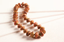 Lade das Bild in den Galerie-Viewer, Kurze Kette mit Papierperlen "Mara"