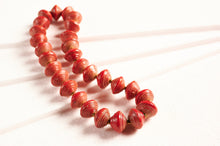 Lade das Bild in den Galerie-Viewer, Kurze Kette mit Papierperlen "Mara"