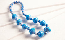 Lade das Bild in den Galerie-Viewer, Halskette mit großen und kleinen Papierperlen "Massai"