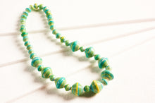 Lade das Bild in den Galerie-Viewer, Halskette mit großen und kleinen Papierperlen "Massai"