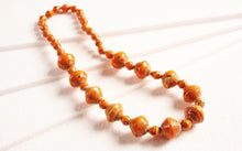 Lade das Bild in den Galerie-Viewer, Halskette mit großen und kleinen Papierperlen "Massai"